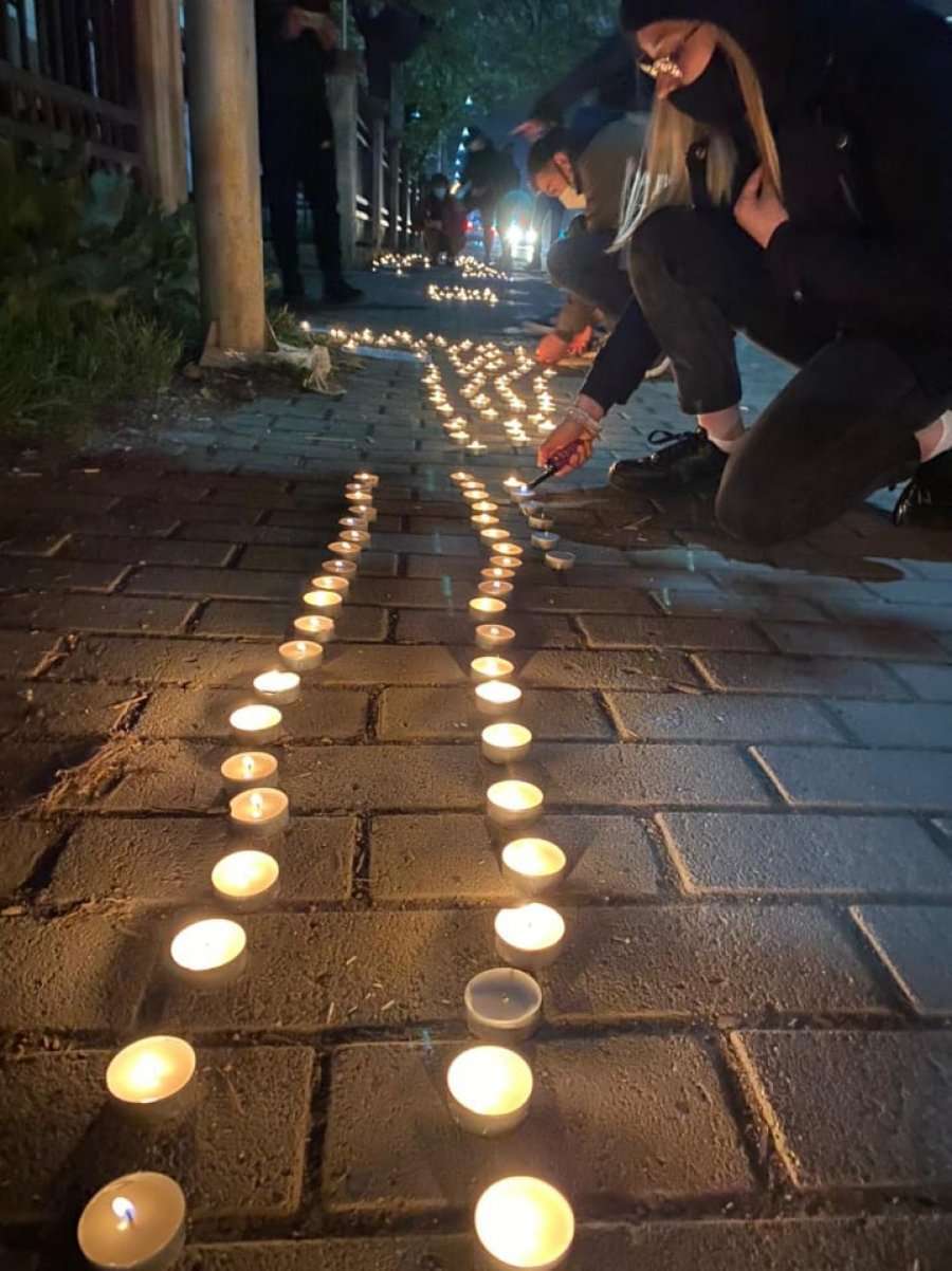 Young people light candles in front of the Ministry of Health: We want fast vaccines, not coffins for our parents and grandparents
