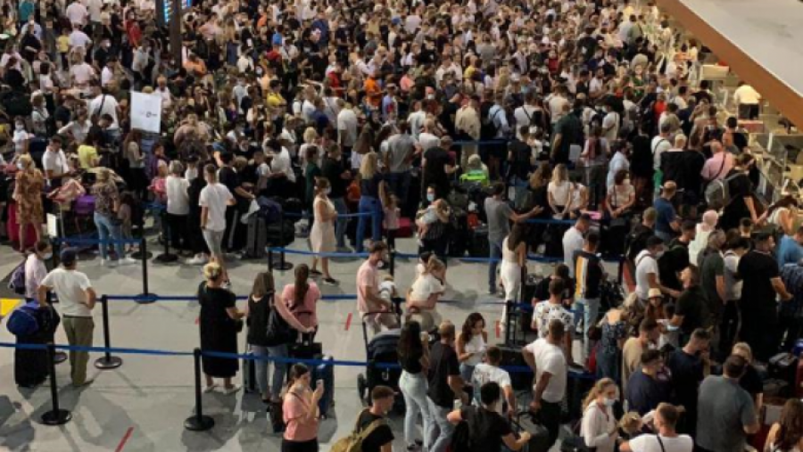 The airport union blames the management for the congestion created by passengers