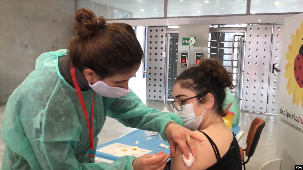 آلبانی کارمندان بهداشت را واکسینه می کند