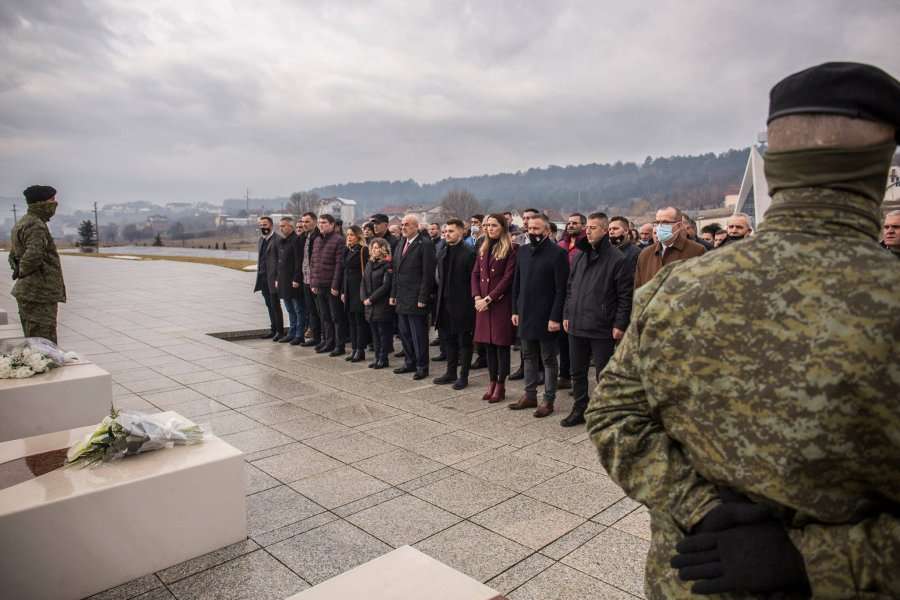 جاشاری در بیست و سومین سالگرد حمله دوم نیروهای صربستان به گورستان خانواده ادای احترام می کند