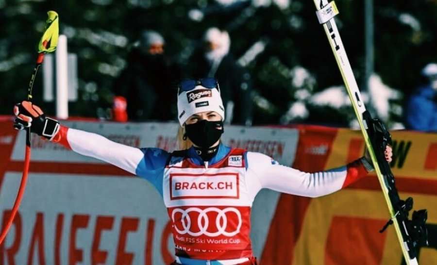همسر والون بهرامی ، لارا ، برنده مسابقه بزرگ اسکی Super-G اعلام شد 