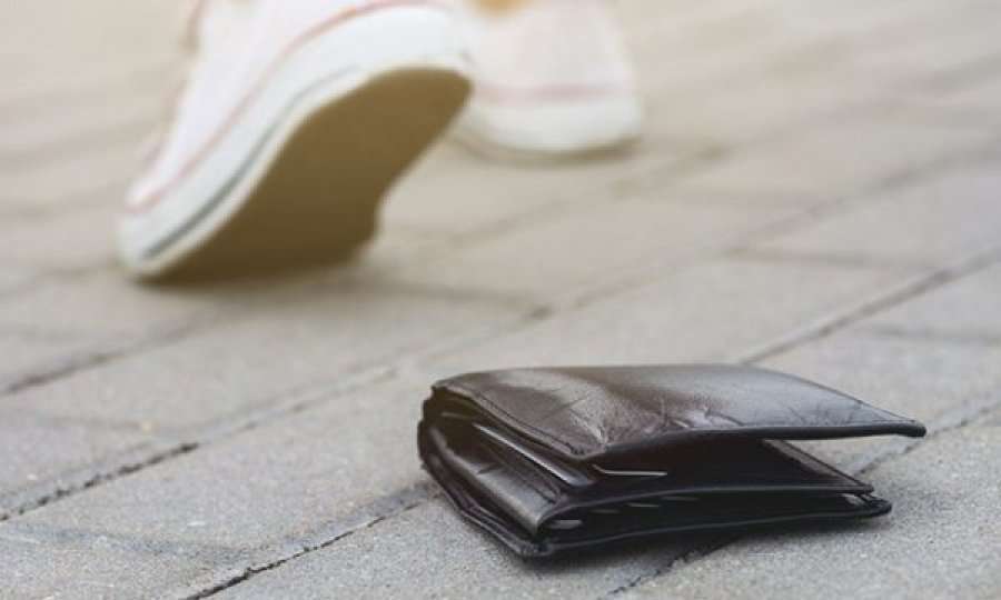 The police in Peja find a wallet with money, they return it to the owner