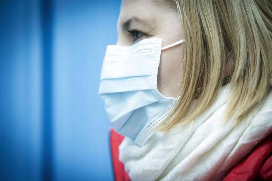 Franca rekomandon rikthimin e maskave pas rritjes së rasteve me COVID