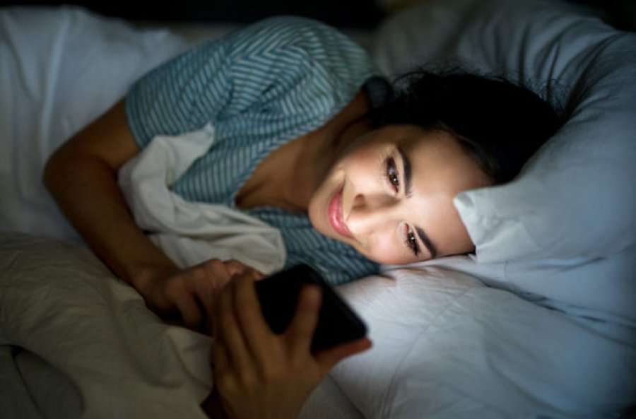 Effects of blue light: Why you should not use your phone at bedtime