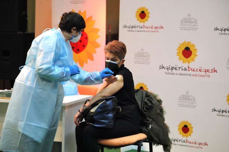 Rama publishes photos during the vaccination of white-collar workers from Kosovo in Kukës