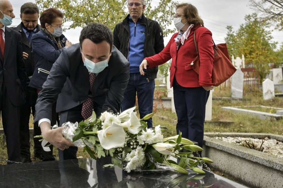 Kurti pays homage in front of the grave of Professor Ejup Statovci