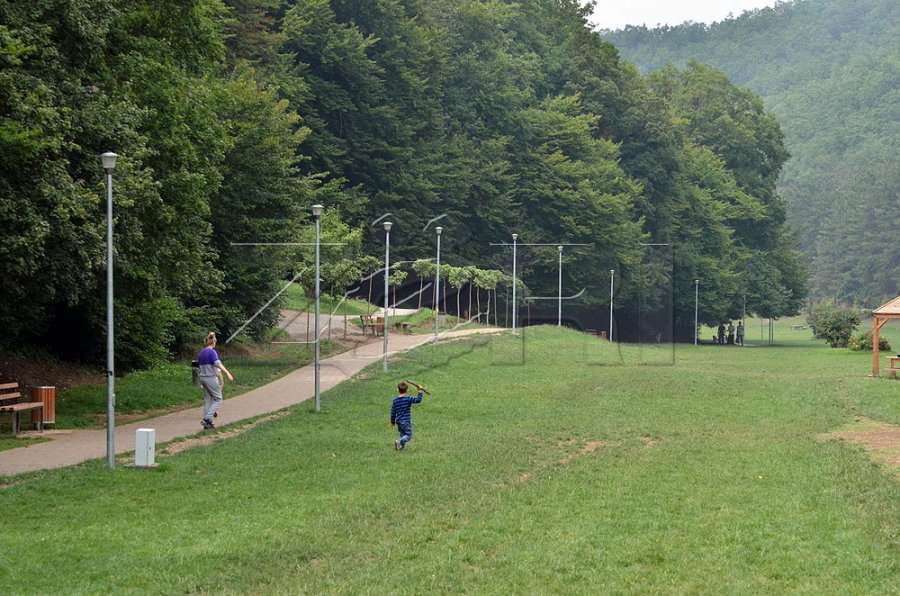 Parqet e kryeqytetit pa ndriçim dhe kamera të sigurisë