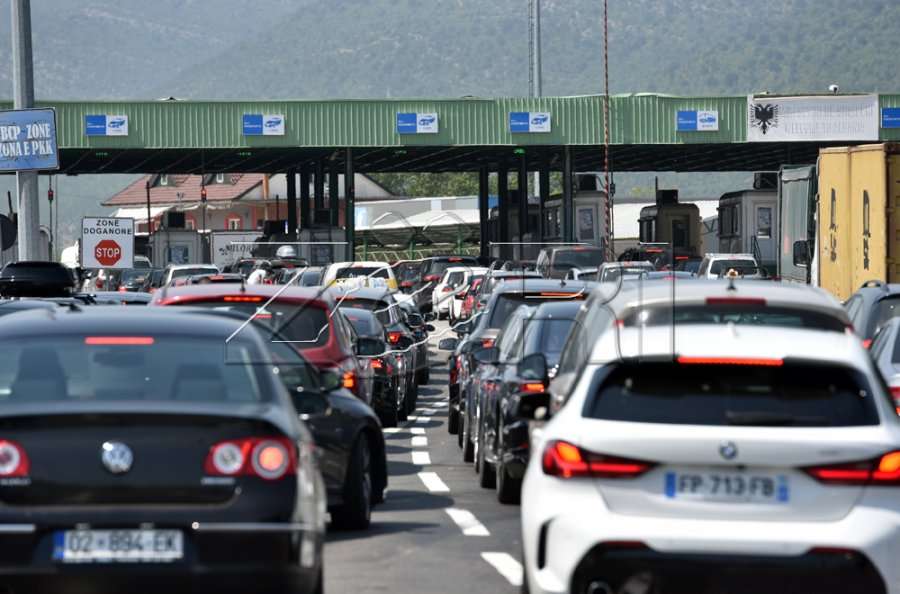 Fillojnë të shtohen kolonat në pikat kufitare në hyrje të Kosovës