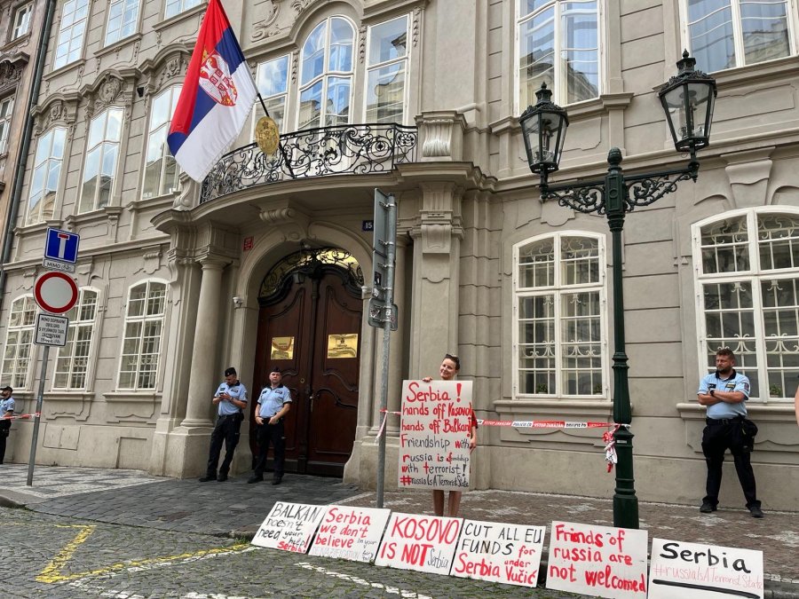 Protestë para ambasadës serbe në Pragë,  “Serbia të ndalë sulmet ndaj Kosovës”