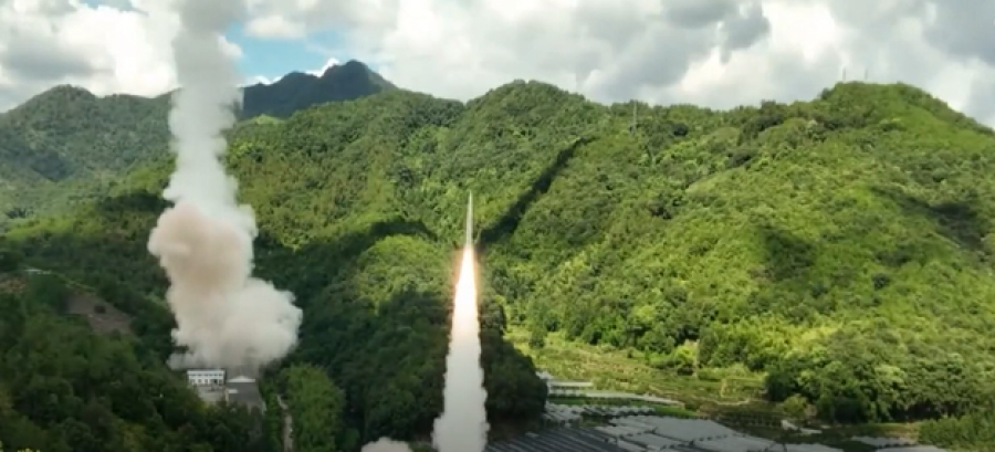 Kina lëshon 11 raketa pranë Tajvanit
