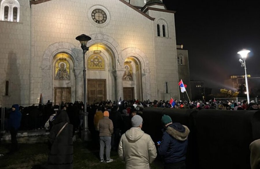 Serbët mblidhen në Beograd, këndojnë mesazhe gjenocidale kundër Kosovës