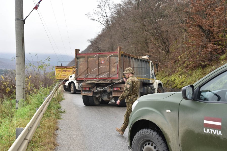Rrugët e bllokuara, dita e katërt e barrikadave në veri: Shkollat mbyllur, s’kalohet as në këmbë