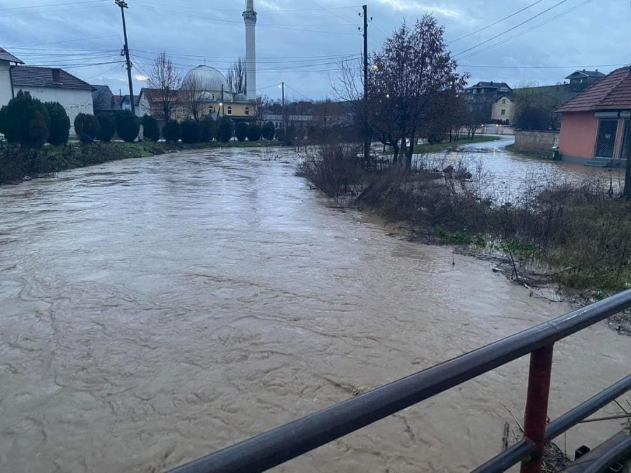 Vërshime në Gjilan, uji i merr edhe shtëpitë
