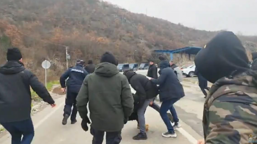 Policia serbe arreston një protestues në Jarinjë