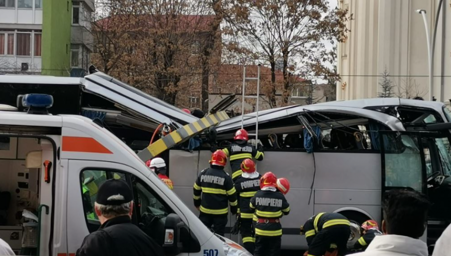 Përplaset autobusi plot me pasagjerë në Rumani, 1 viktimë, 23 të lënduar