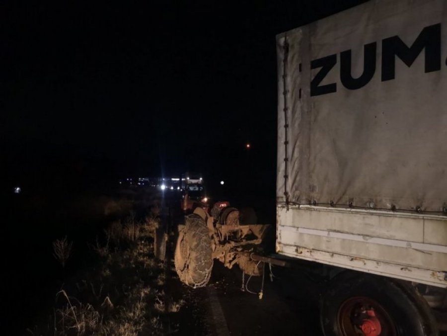 Serbët bllokojnë vendkalimin kufitar në Merdare, kolona të gjata të automjeteve në të dy anët
