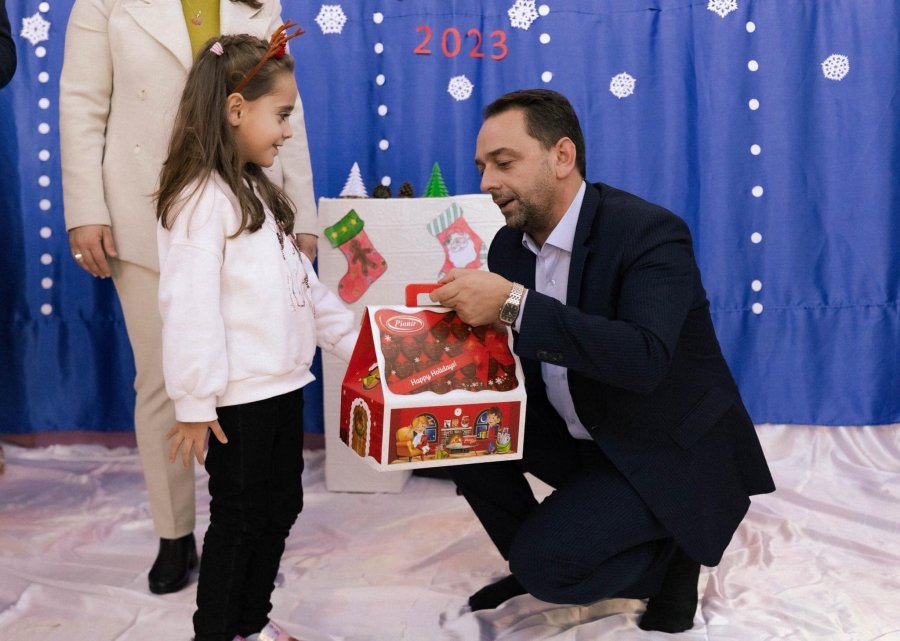 Komuna e Skenderajt jep versionin për shpërndarjen e dhuratave me origjinë serbe