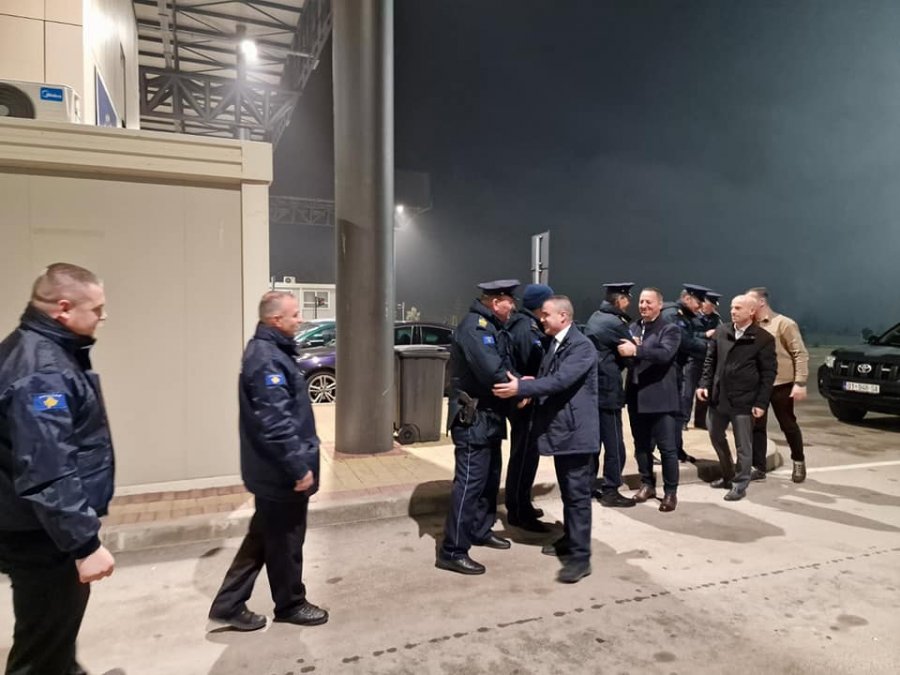 Në natën e Vitit të Ri, u. d. drejtori i Policisë së Kosovës viziton zyrtarët policorë në detyrë