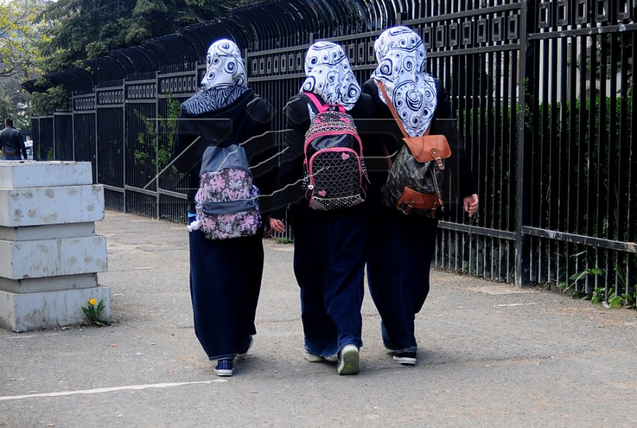 Analisti Thaçi: Dilemën për shaminë e ka zgjidhur Profeti, mos e lini shkollimin 