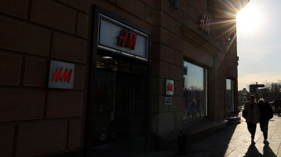 Kompania e veshjeve H&M mbyll dyqanet e saj në Rusi