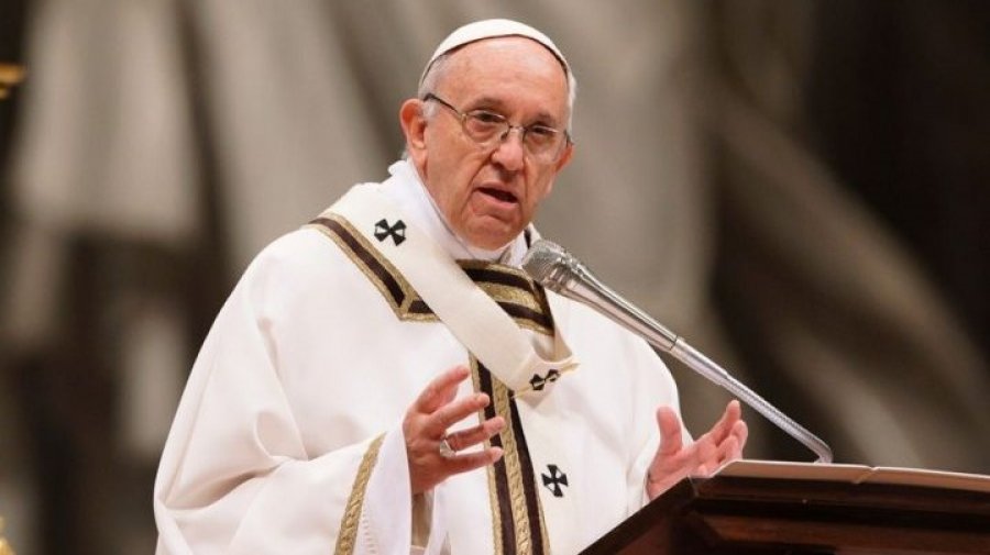 Papa Françesku kërkon falje: Më vjen keq për asimilimin e indigjenëve në Kanada