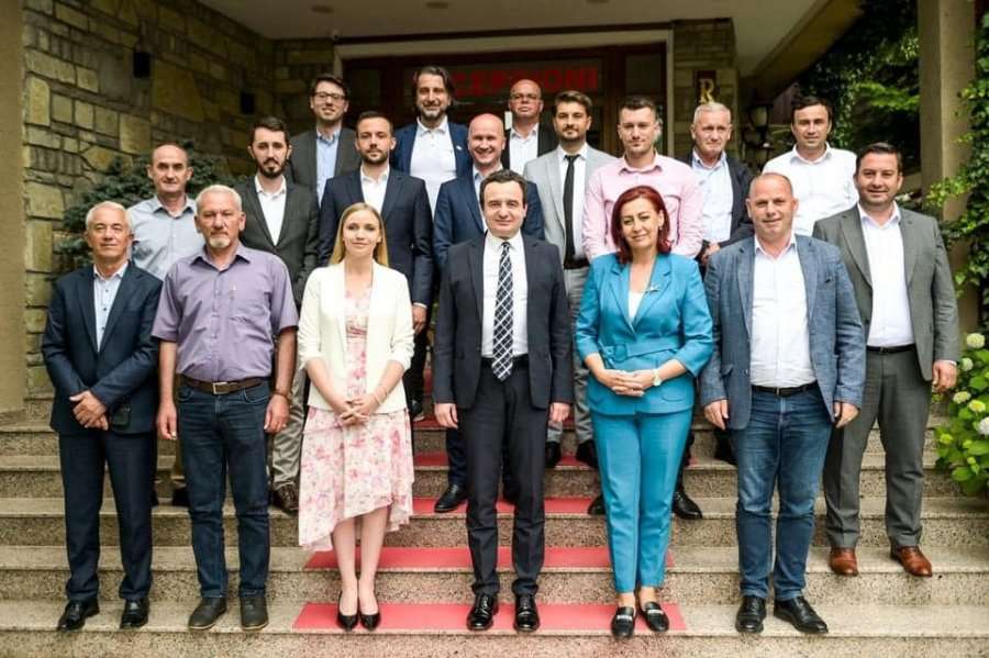 Lladrovci thotë se me kërkesën e tij, Kurti organizoi takim me kryetarët e komunave