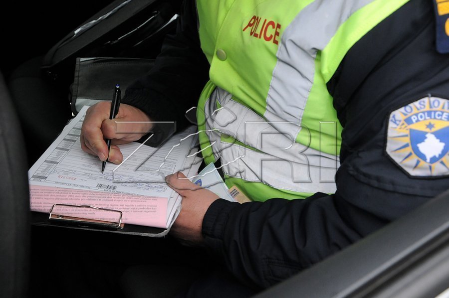 Për një javë policia e Ferizajt shqiptoi 80 gjoba për përdorim të telefonit gjatë vozitjes
