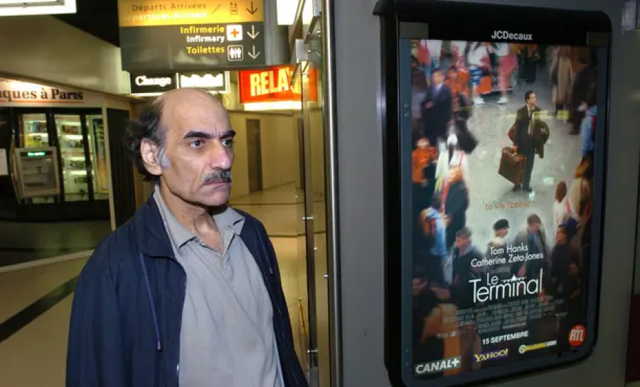 Vdes burri që jetoi për 18 vjet në Aeroportin e Parisit, inspiroi filmin “The Terminal”
