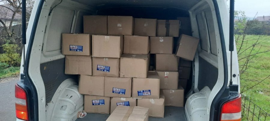 Policia kap në Mitrovicë një furgon të mbushur me mallra të kontrabanduara
