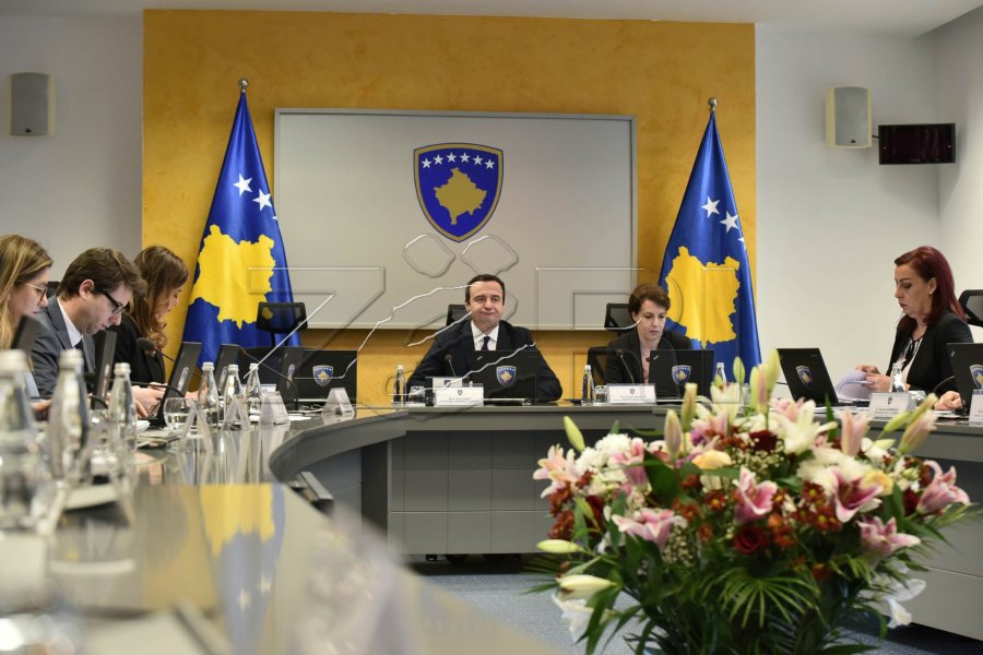 Kurti politikisht “i vetmuar” për targat