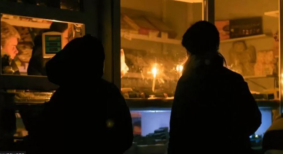 Pa energji elektrike dhe ujë, banorët e Kievit përgatiten për dimër