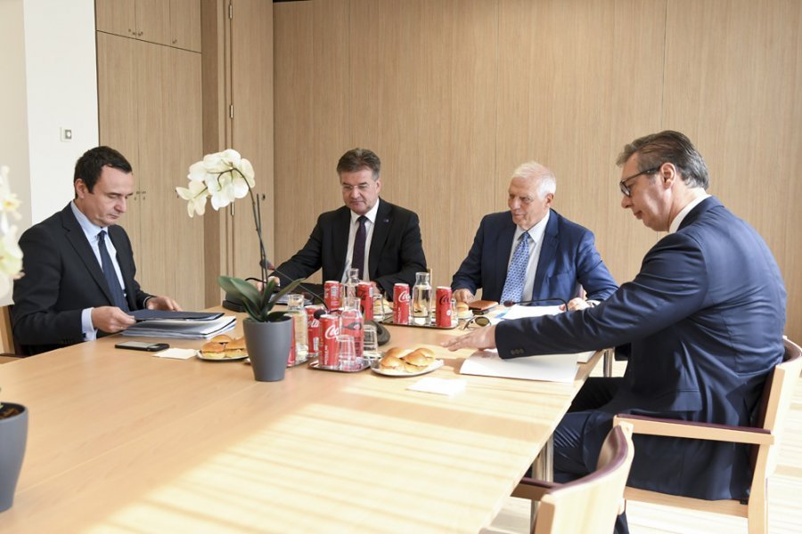 Edhe Qeveria e Kosovës e konfirmon takimin mes Kurtit e Vuçiqit
