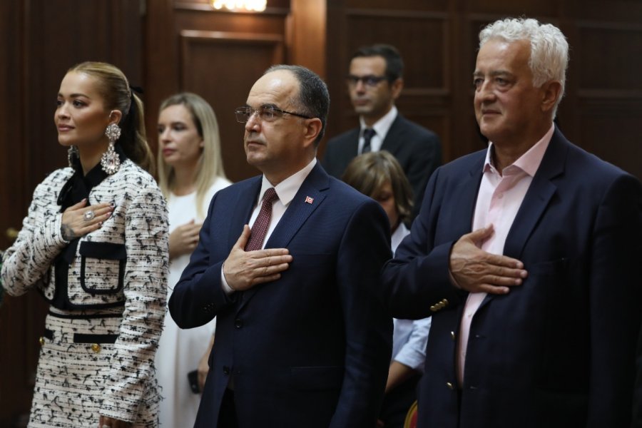 Rita Ora dekorohet nga Presidenti i Shqipërisë me titullin “Naim Frashëri”