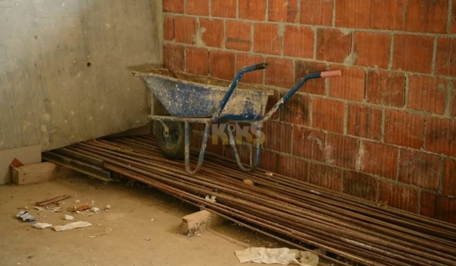40 familje jetojnë në kushte të mjerueshme në “Prishtinën e Re”, ndërtuesi nuk përfundoi as instalimin e rrymës e ujit 