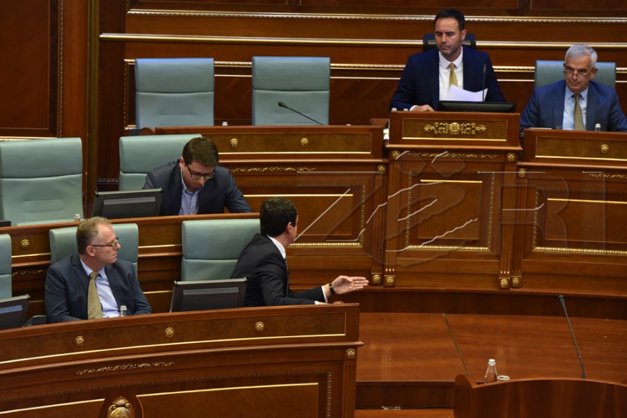Deputeti i VV-së tregon për çka u fjalosën Kurti e Konjufca në Kuvend