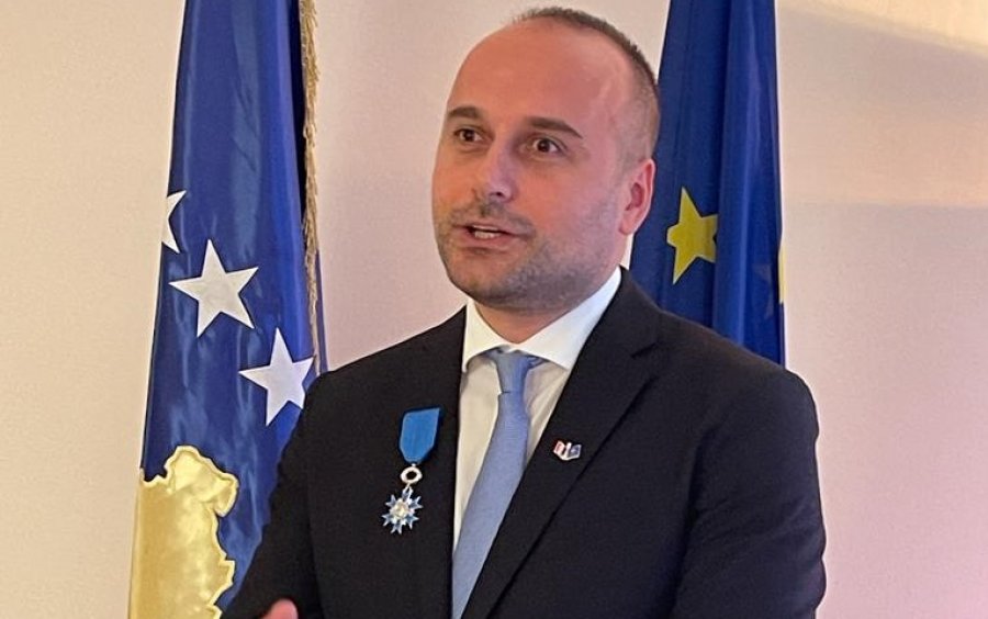 Presidenti francez nderon Gazmend Çitakun me medaljen Kalorës i Urdhrit Kombëtar të Meritës