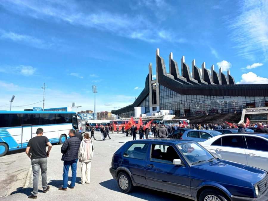 Autobusë nga të gjitha komunat arrijnë në Prishtinë, Sami Lushtaku u prin qytetarëve