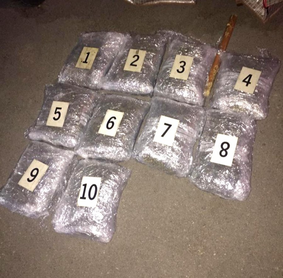 Policia në Gjakovë sekuestron 5 kg marihuanë në një veturë me targa të Shqipërisë, arrestohen dy persona