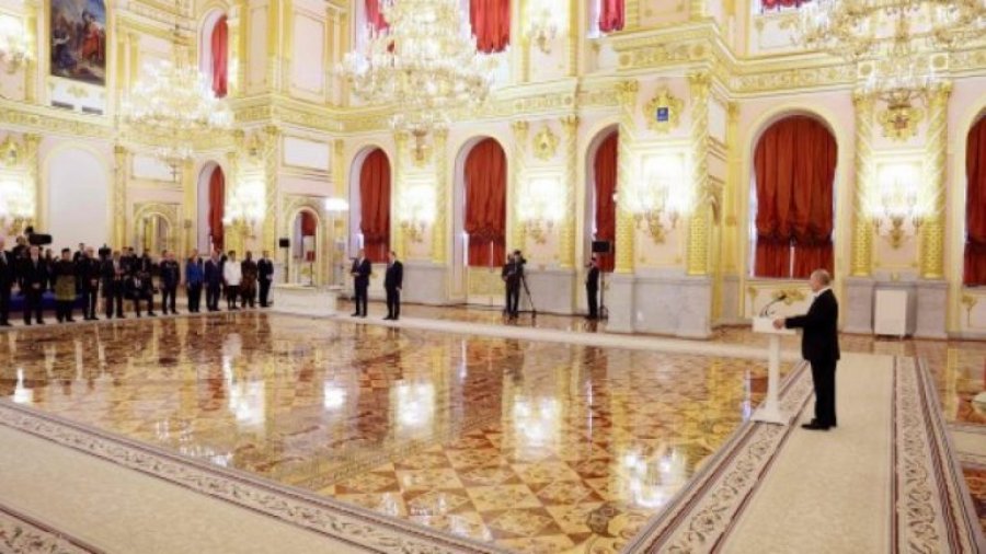 Putin pret ambasadorët e rinj të BE-së dhe SHBA-së në pallatin e Kremlinit, por qëndron 60 metra larg tyre