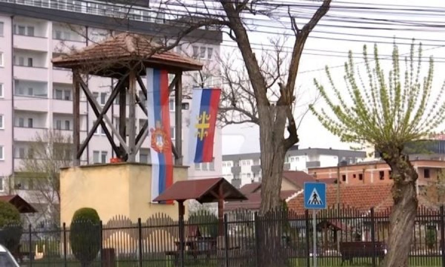 Flamuj serbë në qendër të Lipjanit, shqiptarët ndjehen të provokuar