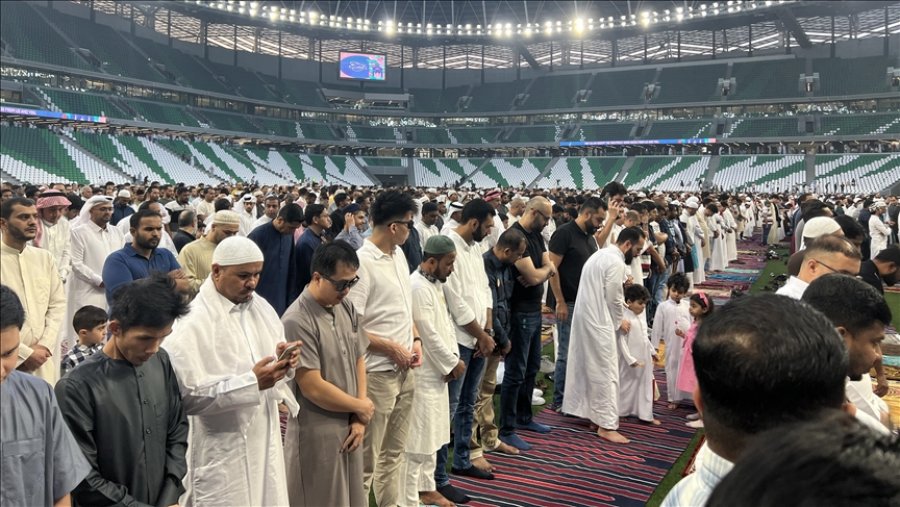 Muslimanët në Katar falën namazin e Fitër Bajramit në stadiumin e ndërtuar për Kupën Botërore