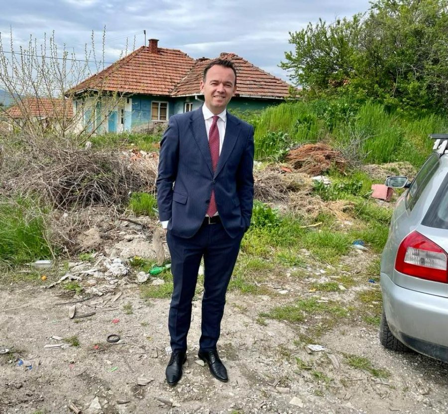 Ministri Peci thotë se do ta rindërtojë shtëpinë që ia kishin djegur serbët në Kroin e Vitakut