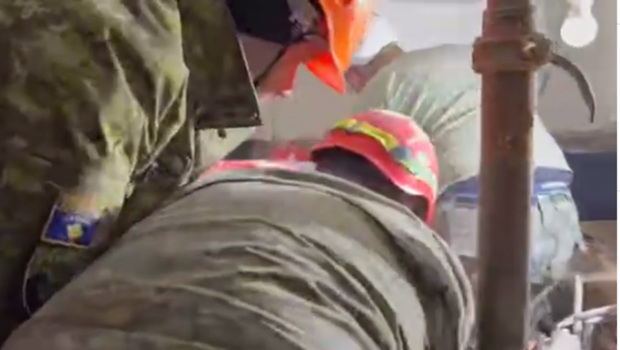 Publikohen pamje kur FSK-ja nxjerrë të gjallë nga rrënojat edhe nënën e dy vjeçares në Turqi 