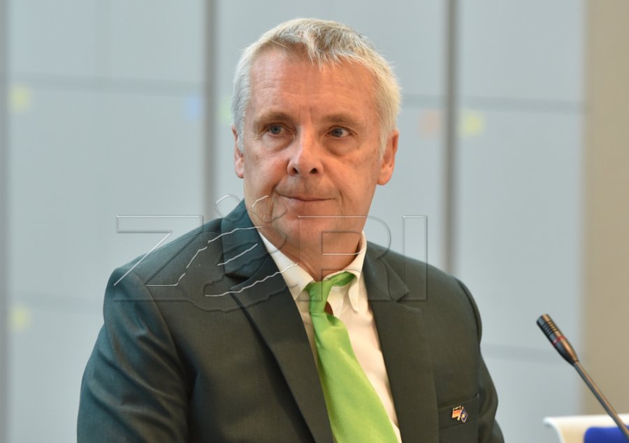 Familjarët e Xhafer Devës e padisin ambasadorin gjerman 