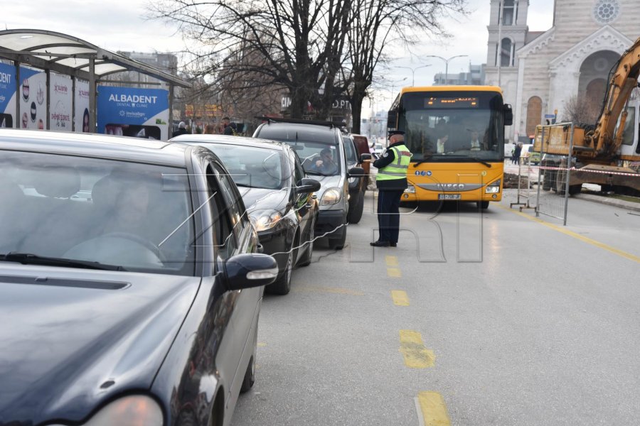 Policët gjobitin shoferët që shkelin rregullat në rrugën “Xhorxh Bush”