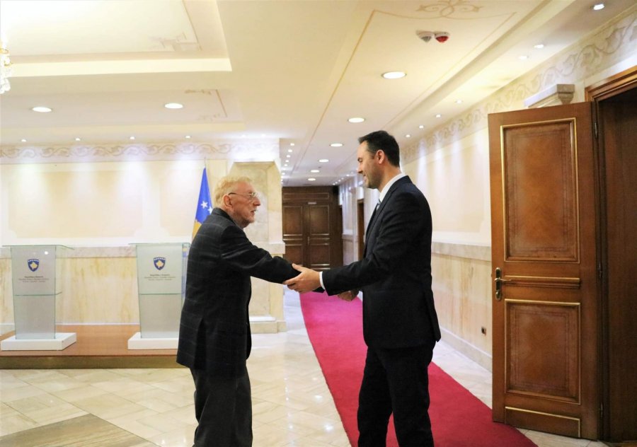 Konjufca takohet me Walkerin: Dëshmia e tij për Reçakun, kyçe për ndërhyrjen e NATO-s