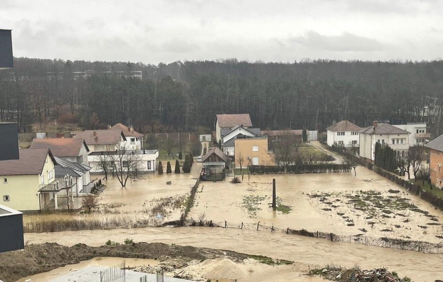 Qeveria për vërshimet: Istogu, Mitrovica e Skenderaj drejt stabilizimit, në Klinë situatë e vështirë