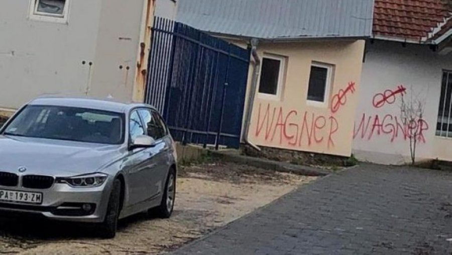 Grafite me emërtimin e grupit paramilitar rus “Wagner” në objektin e shkollës “Aziz Sulejmani” në veri