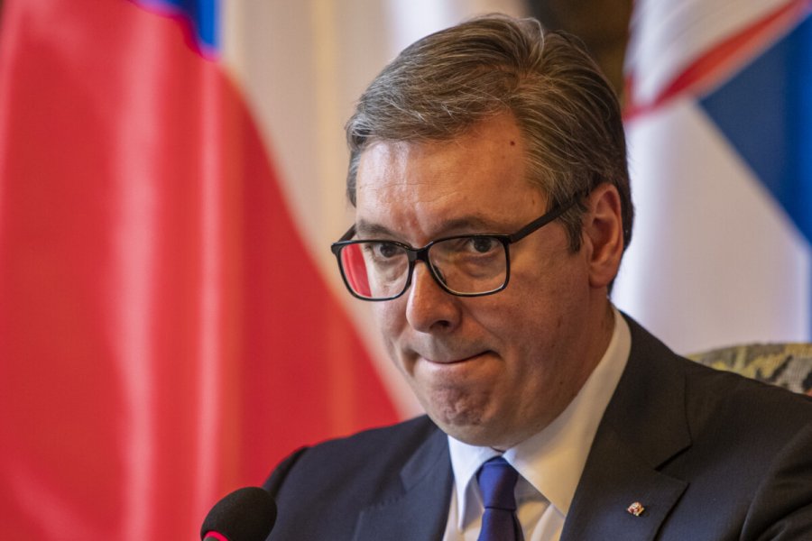 Serbët nga Kosova mbështesin protestat e opozitës në Beograd, kërkojnë largimin e Vuçiqit