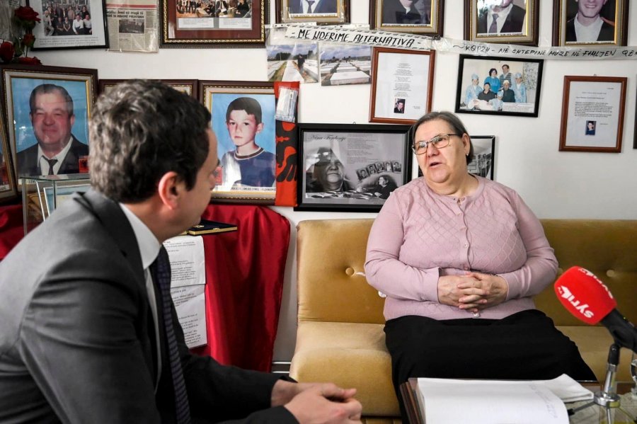 Kurti viziton Ferdonije Qerkezin: Krimet e tilla, dëshmi e gjenocidit serb në Kosovë
